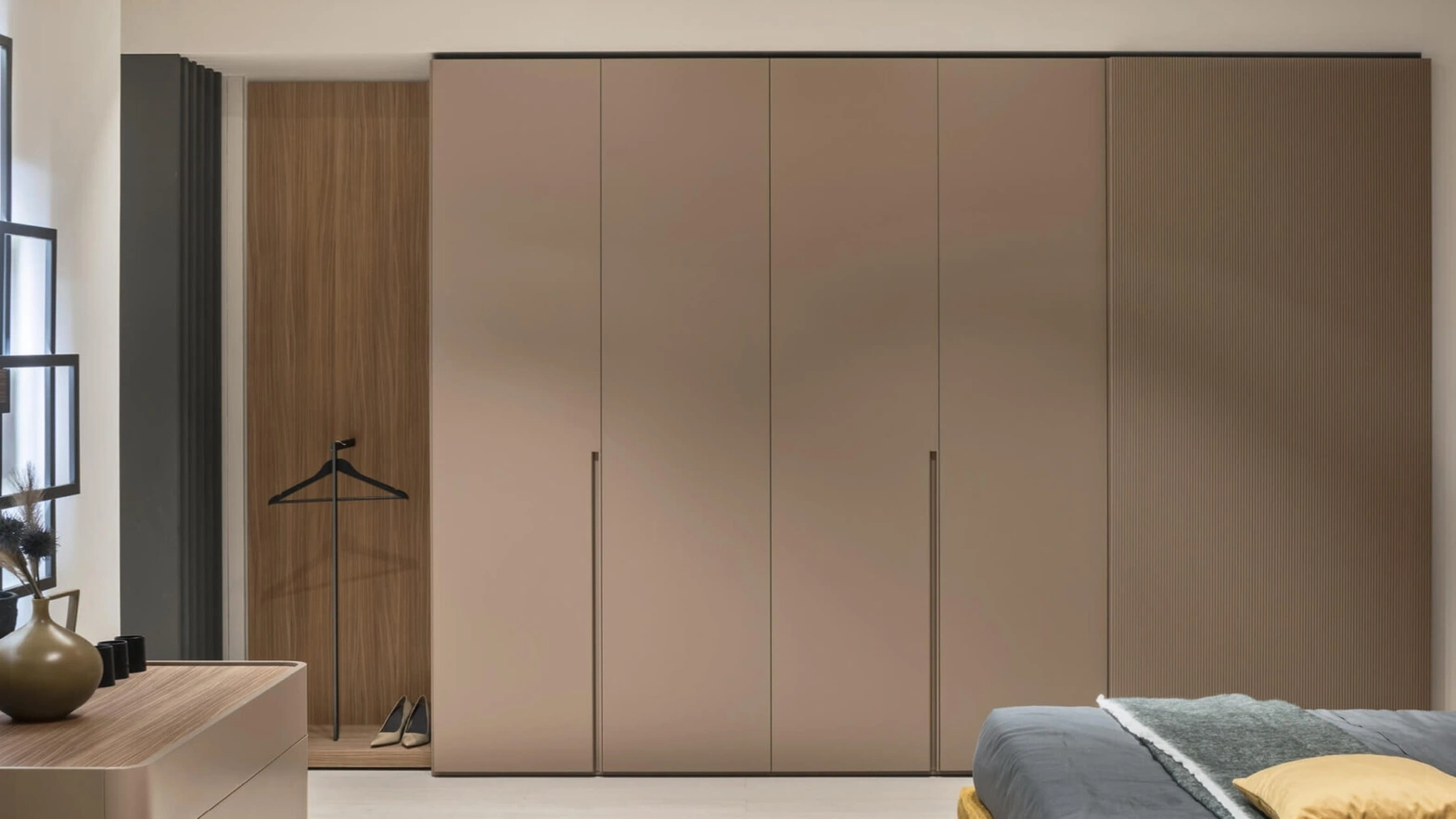 Sliding wardrobe Secret system lacquered by Maronese