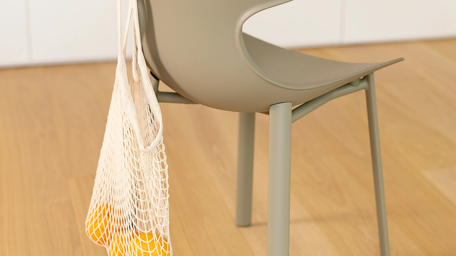 Pop chair in polypropylene by Pointhouse
