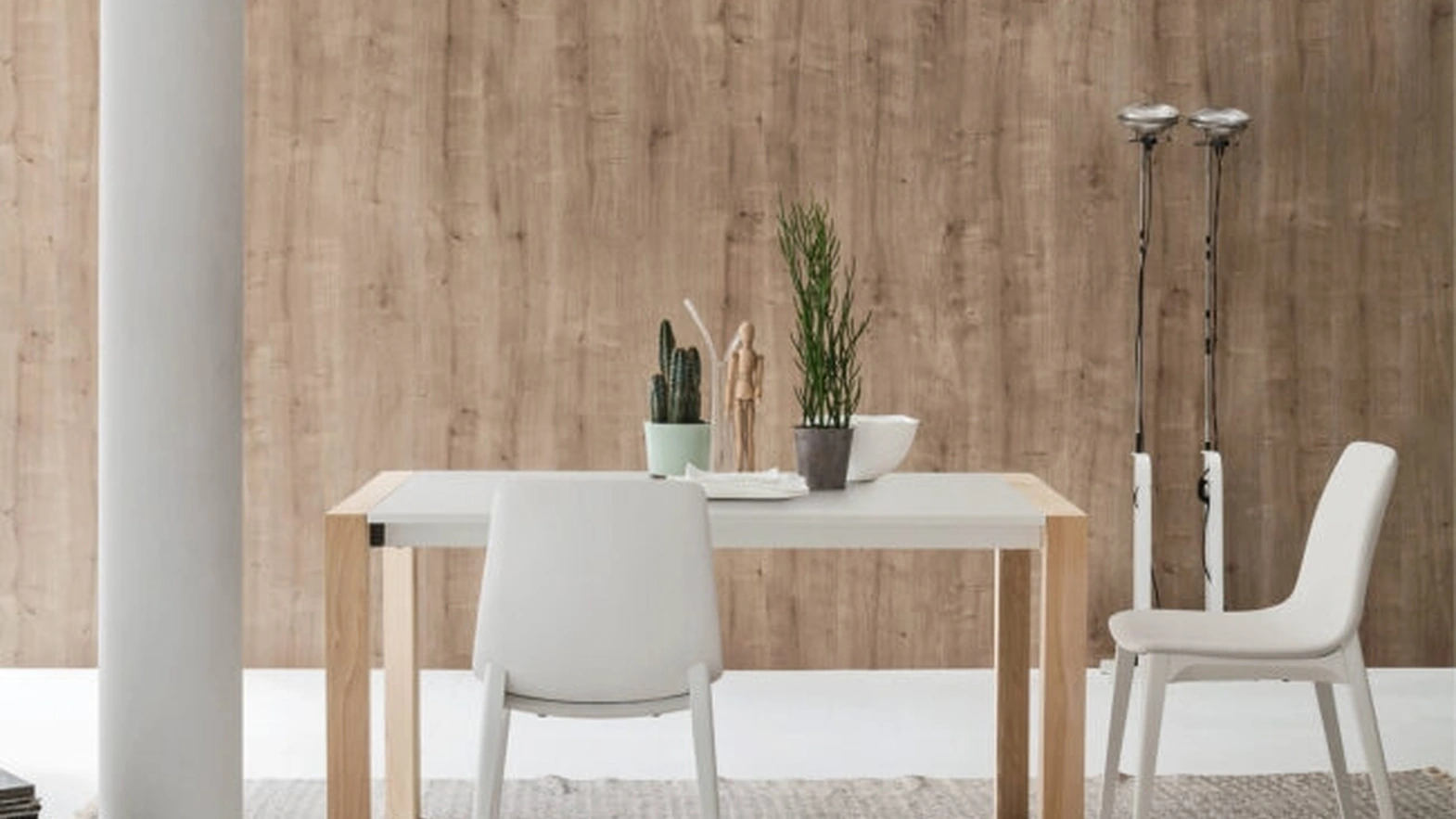 Extendable Mikado table in lacquered and Maronese wood.