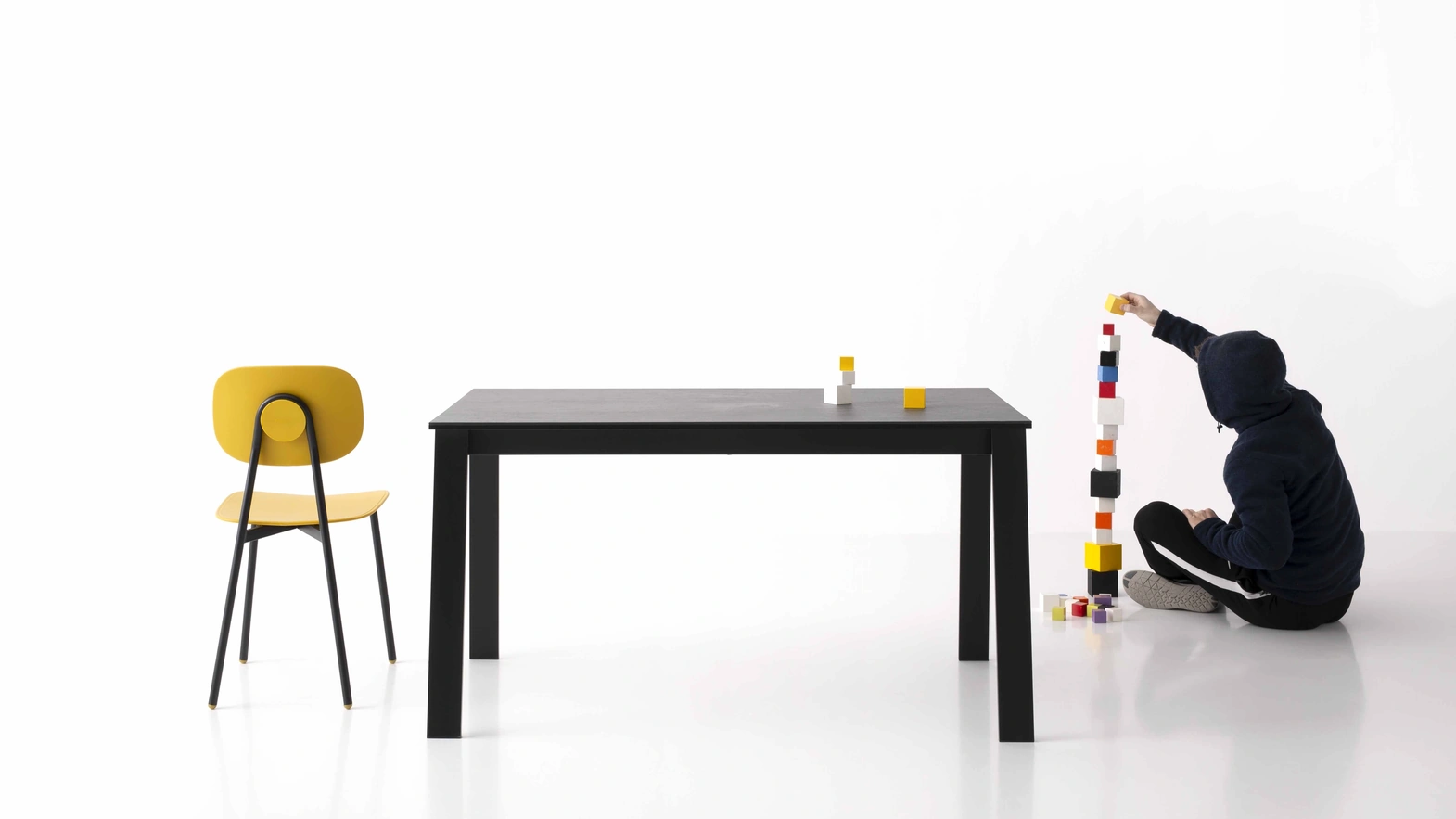 Delta extendable table by Pointhouse