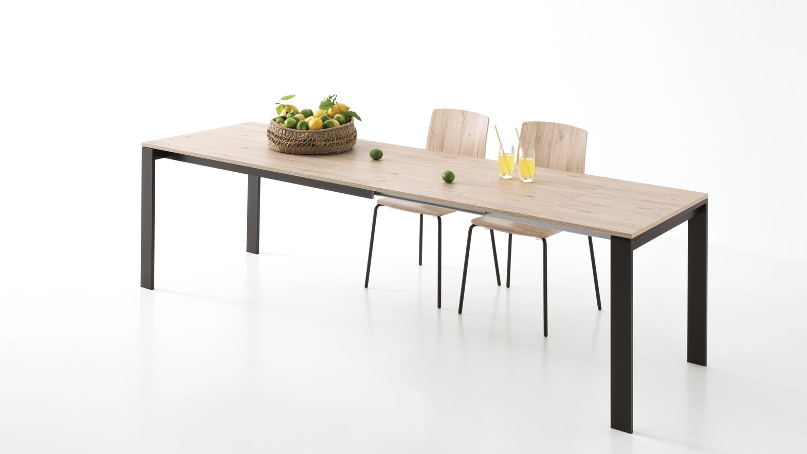 Simple extendable table by Pointhouse