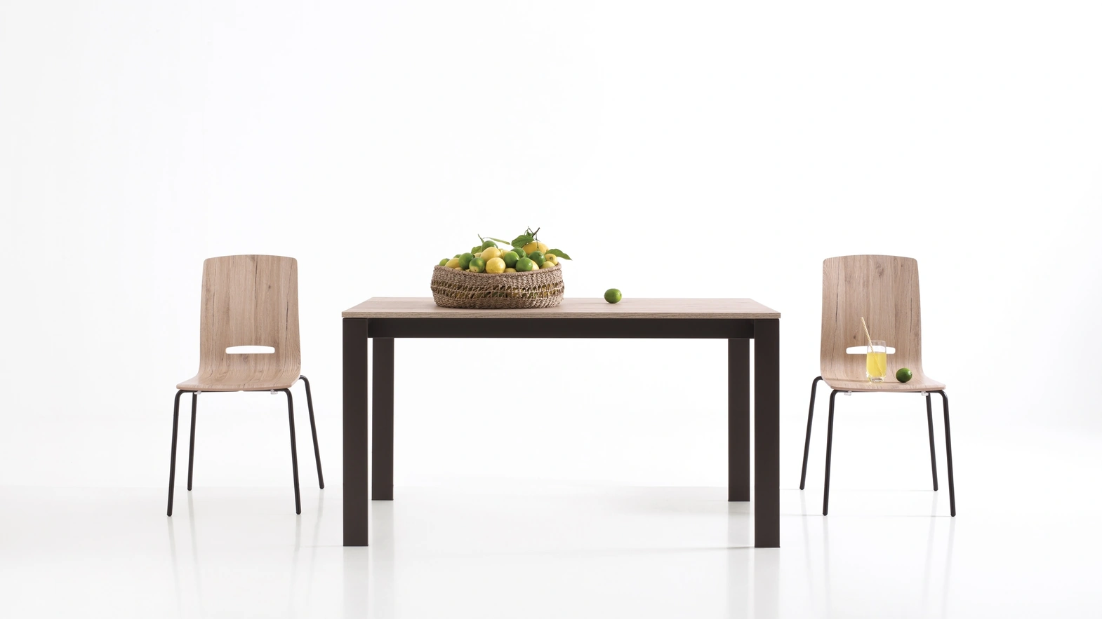 Simple extendable table by Pointhouse