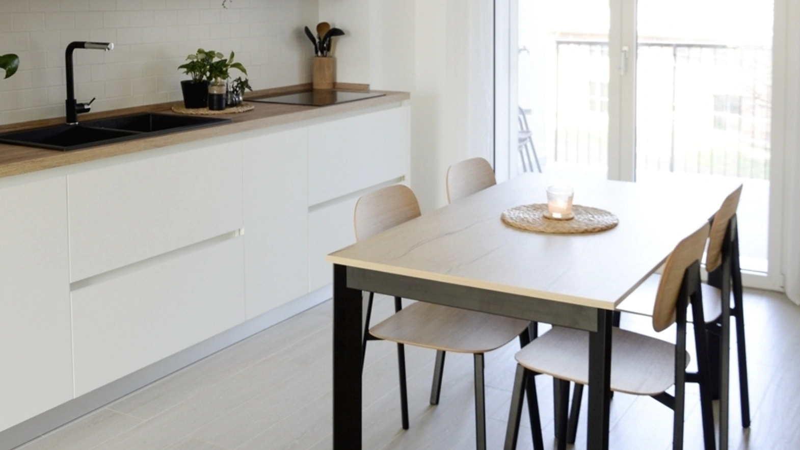 Zen extendable table by Pointhouse