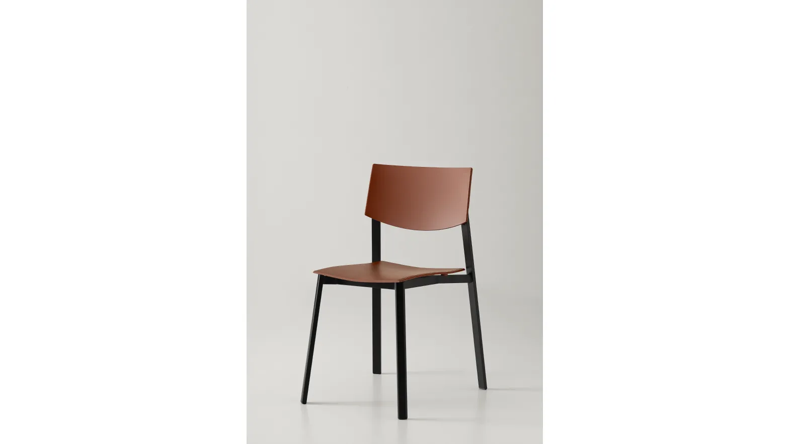 Beba chair in polypropylene by Pointhouse.