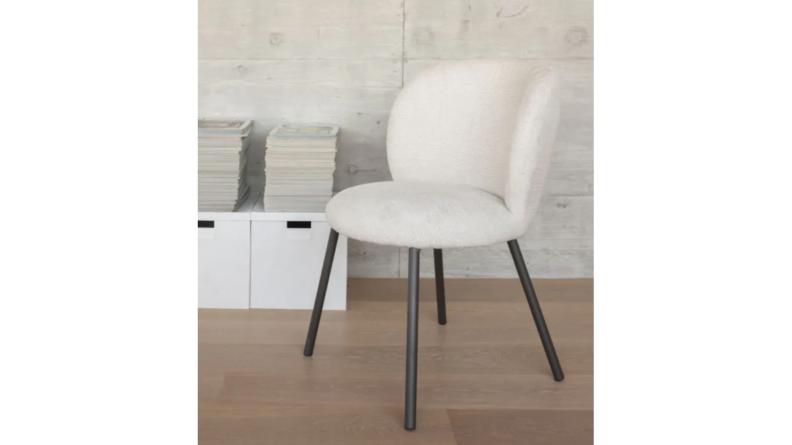 Belle chair in upholstered fabric by Altacom.