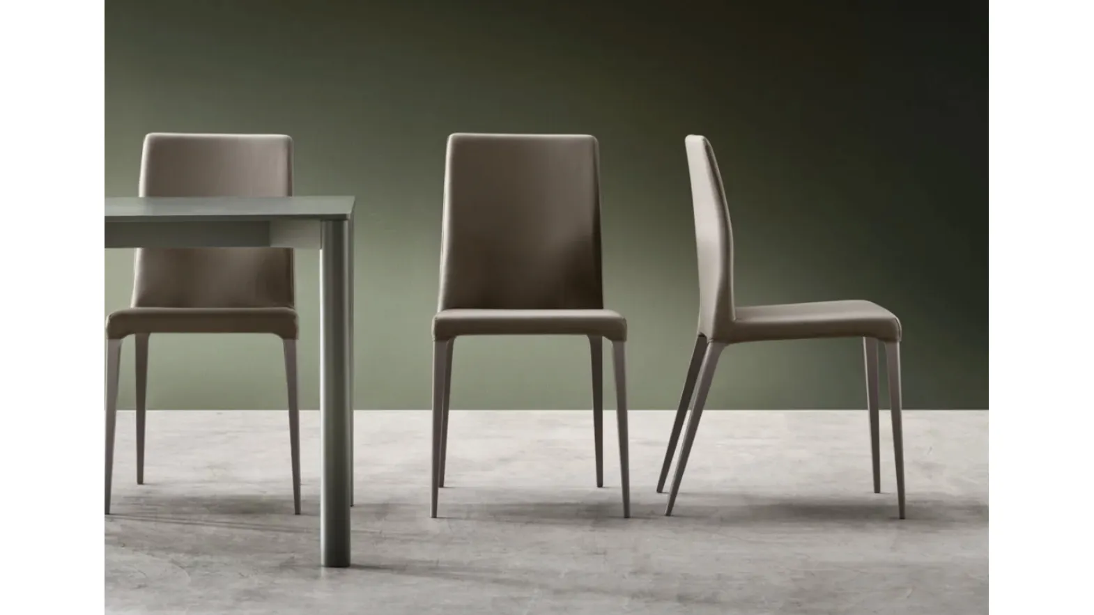 Dakota chair in Maronese eco-leather.