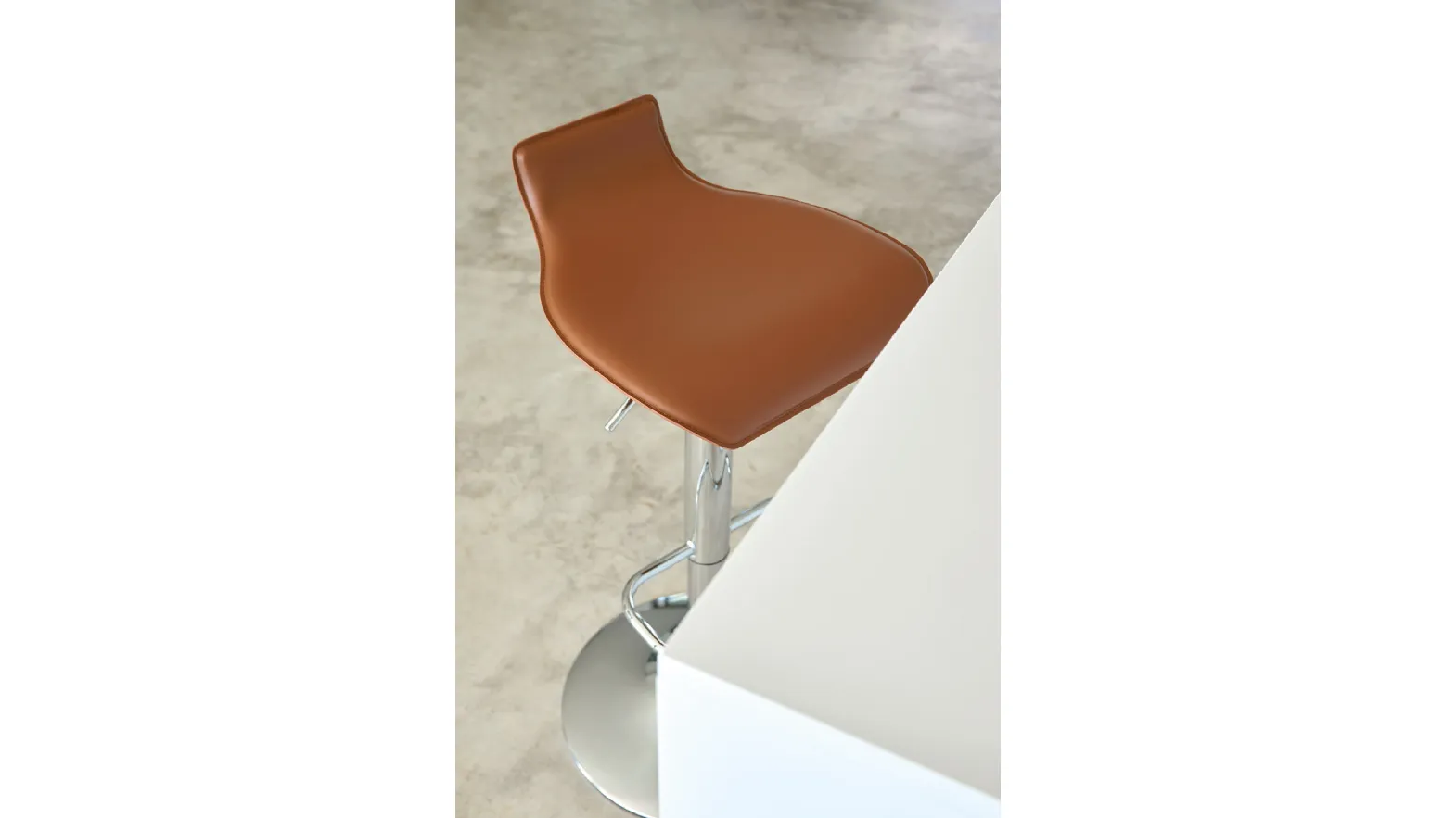Ego SG405gas stool in Friulsedie leather.
