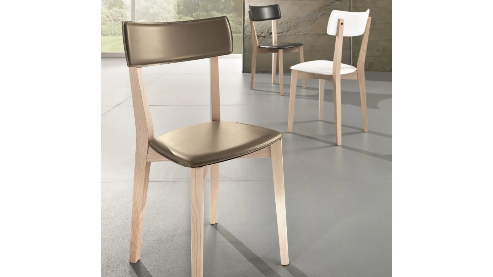Chair Ginger S132 in leather and wood by Friulsedie.