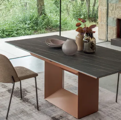 Extendable table Defense by Altacom.
