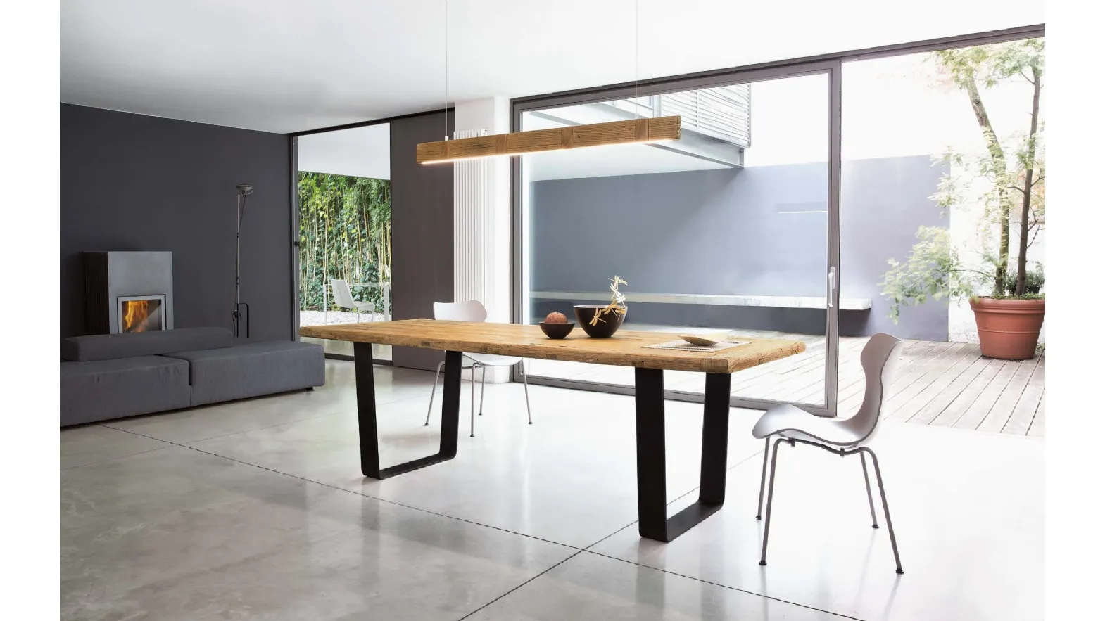 Gate table with top in natural century-old wood and metal base by Nature Design.