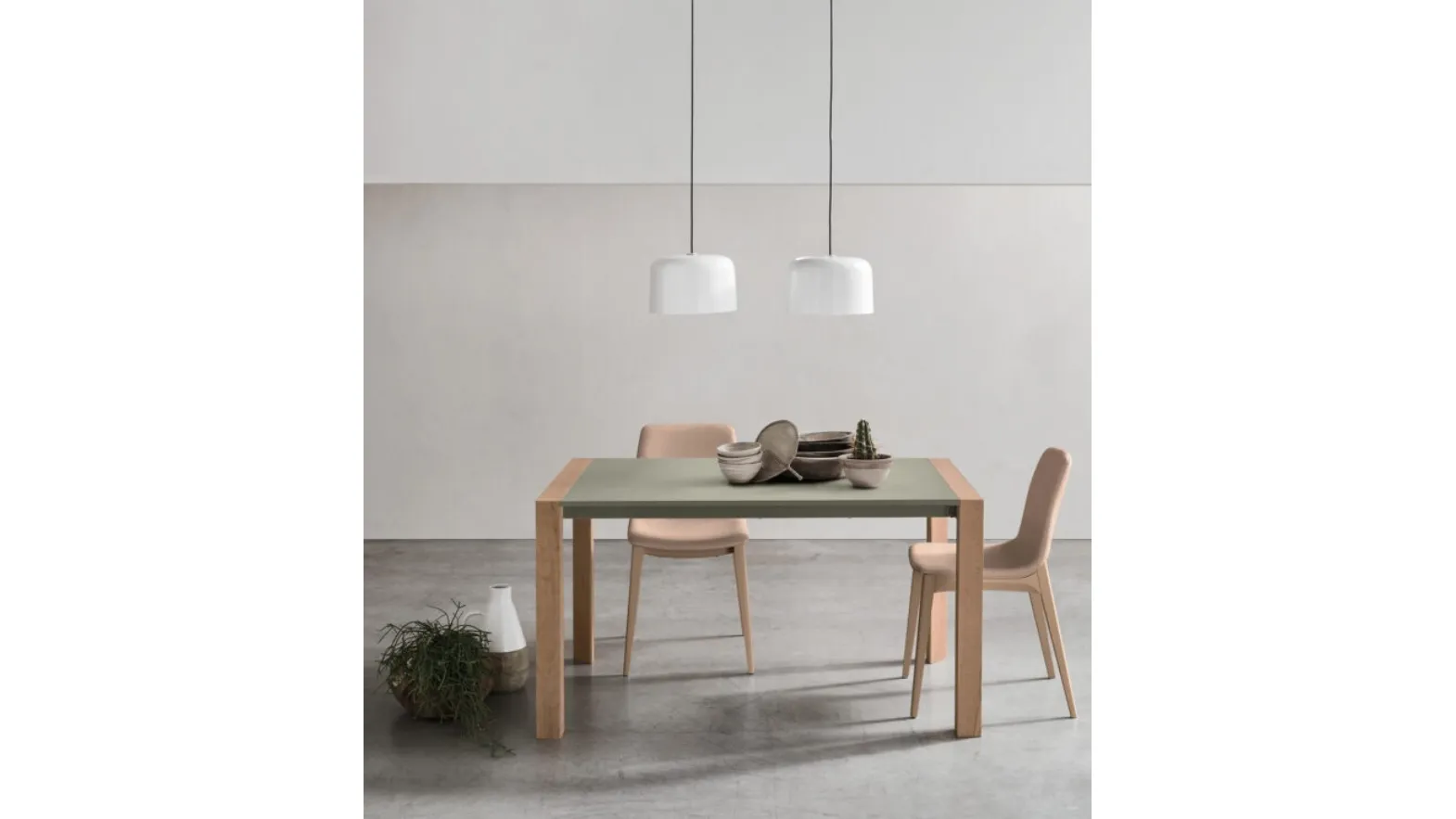Extendable Mikado table in lacquered and Maronese wood.