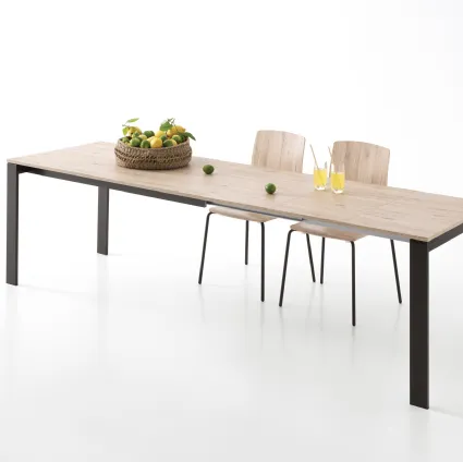 Simple extendable table by Pointhouse