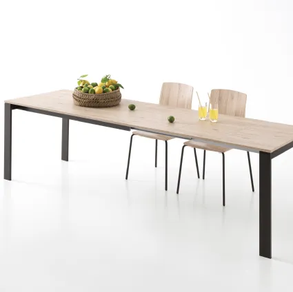 Simple extendable table by Pointhouse