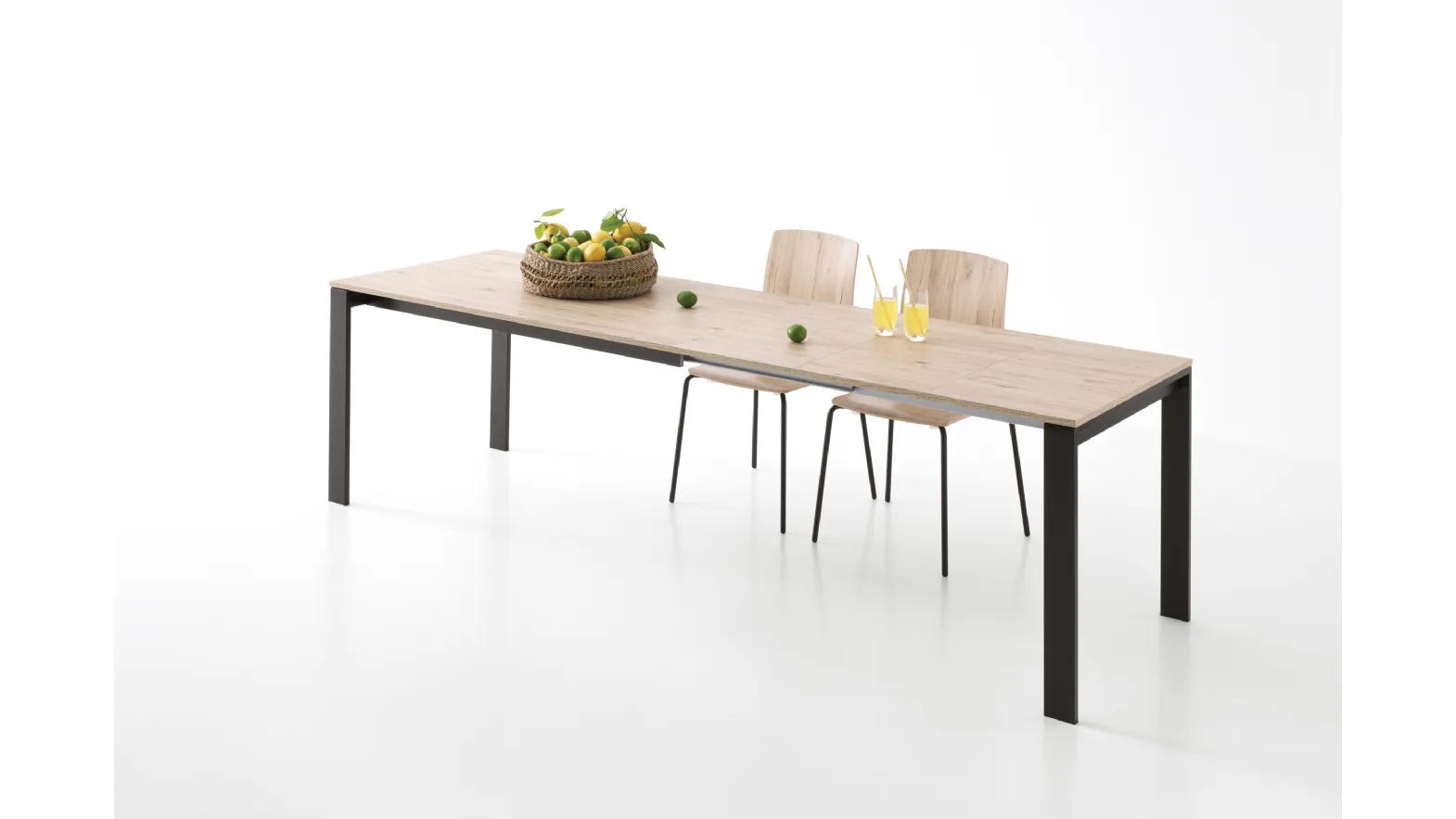 Simple extendable table by Pointhouse