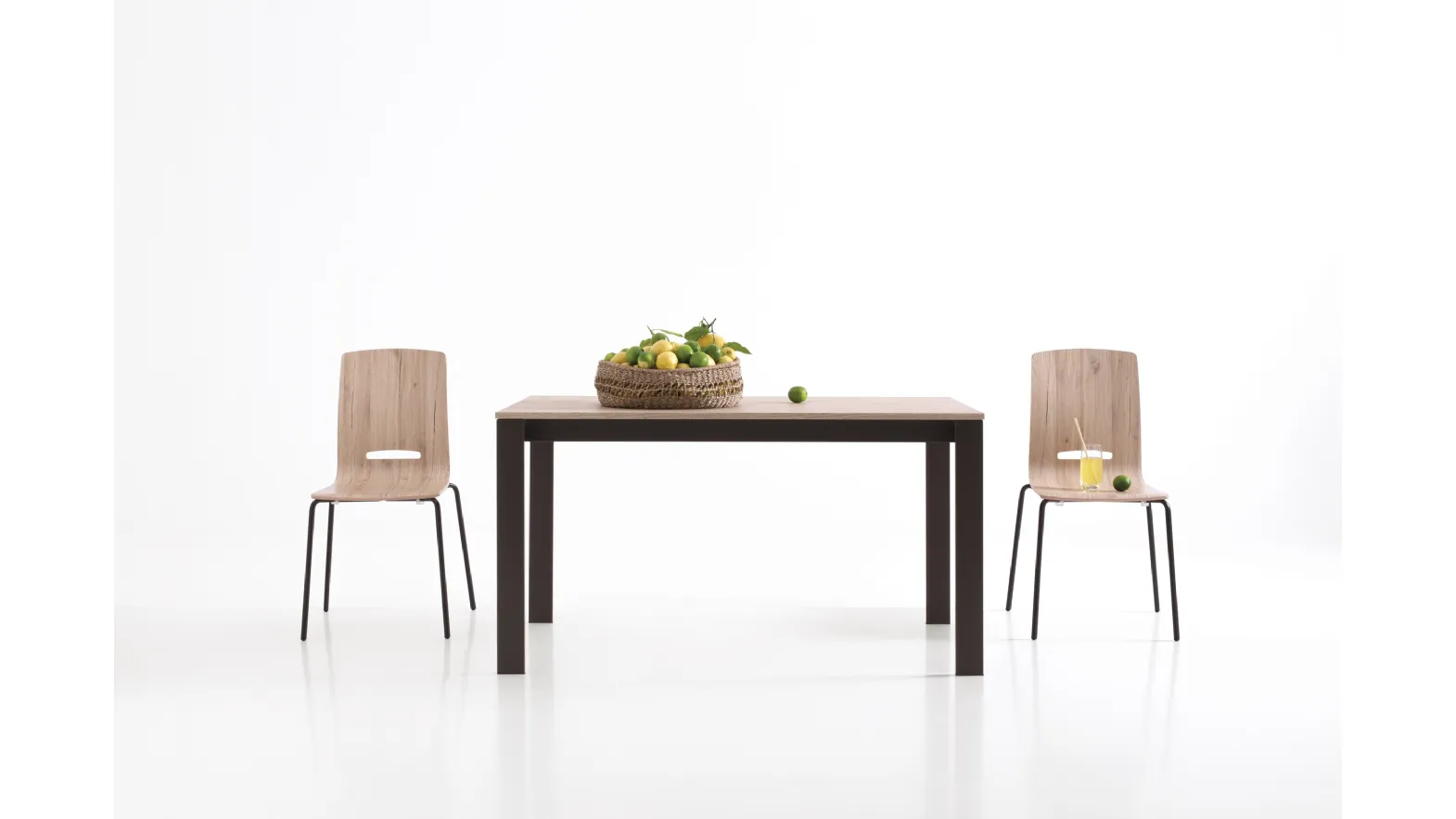 Simple extendable table by Pointhouse