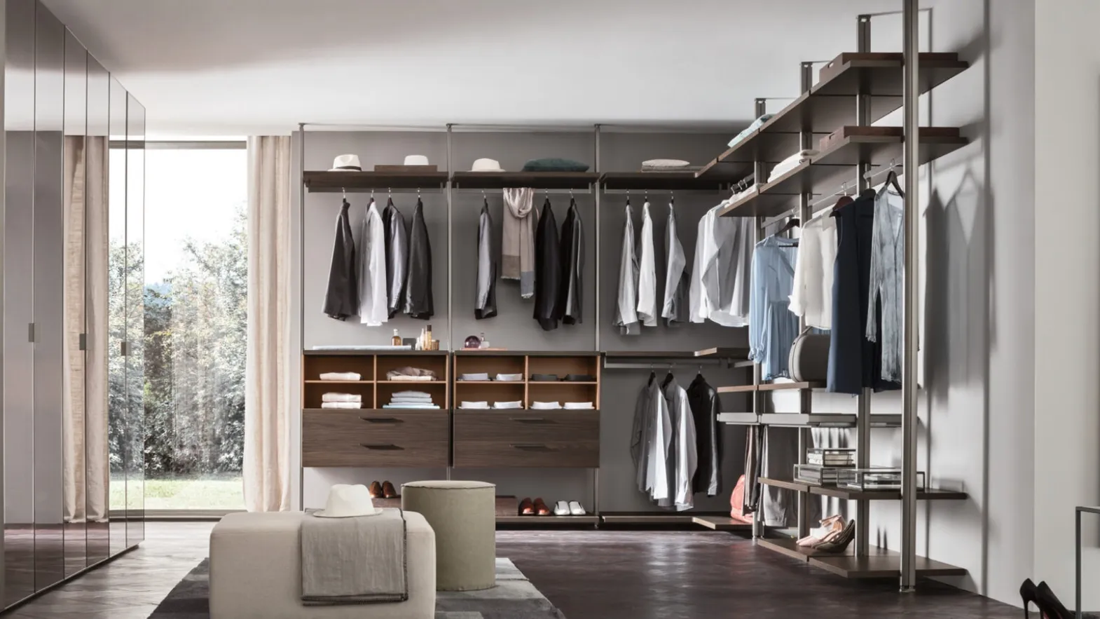 Walk-in closet by Maronese.