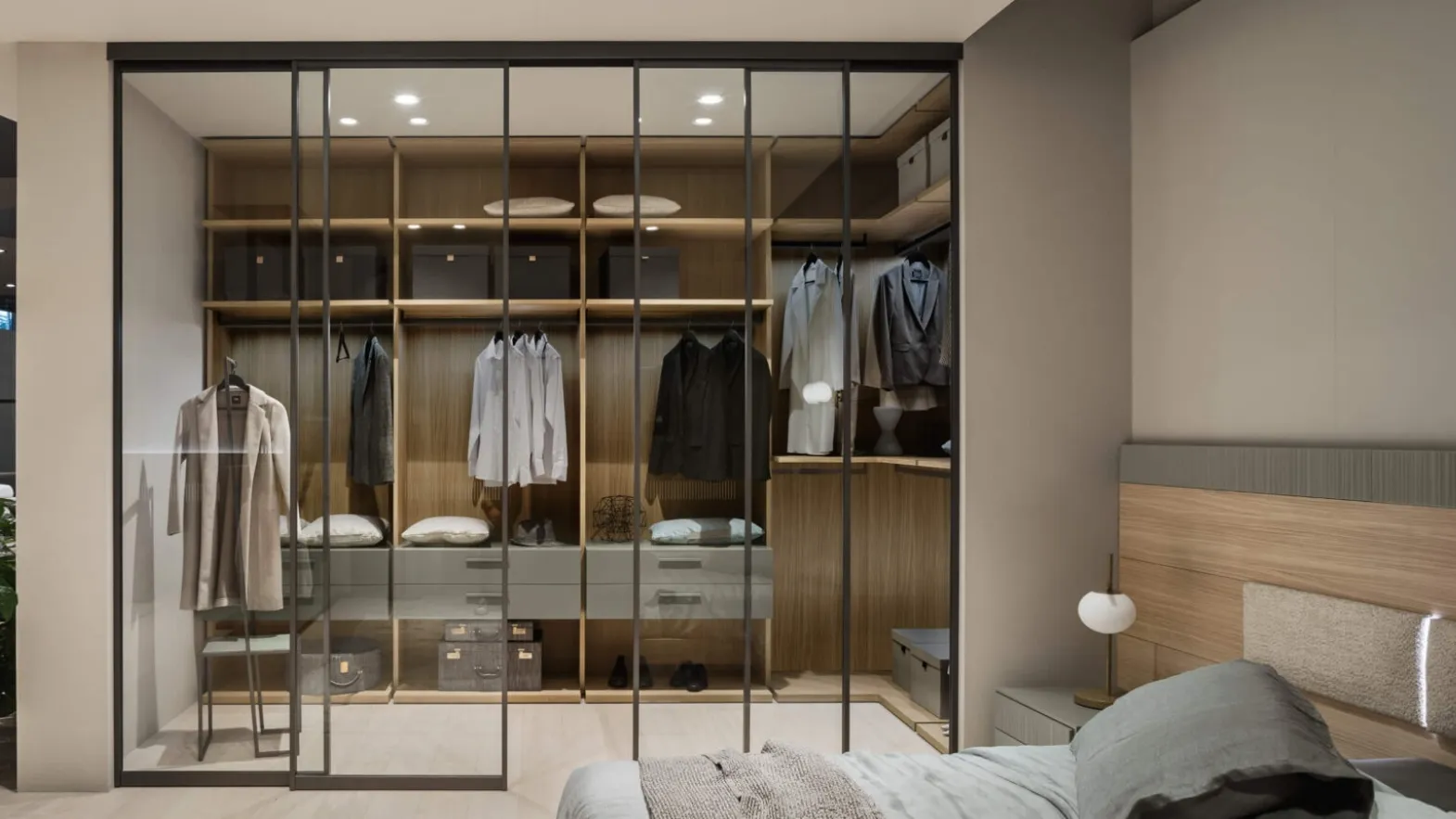 Luna walk-in closet by Maronese
