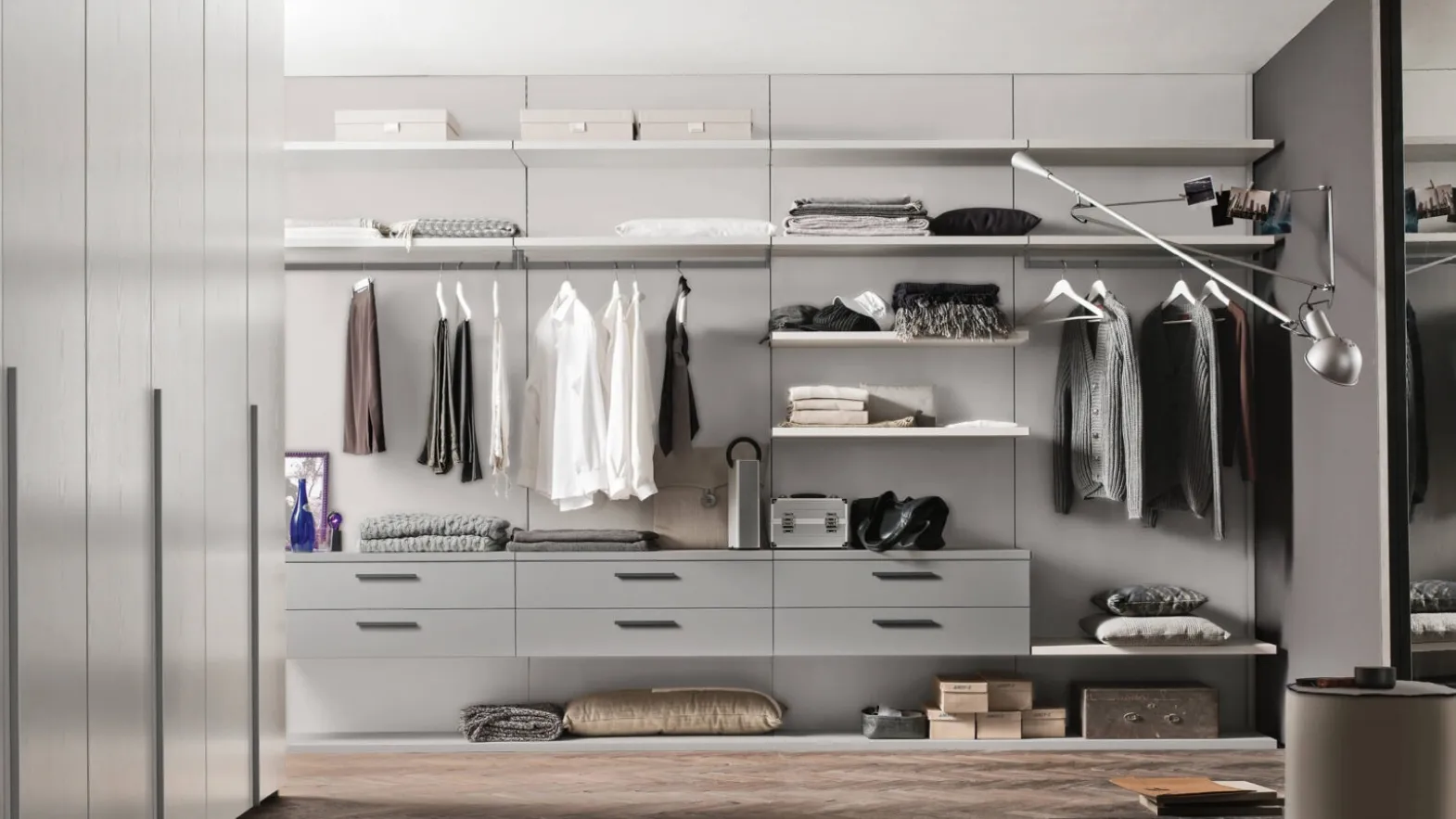 Movida Lacquered Maronese Walk-in Closet