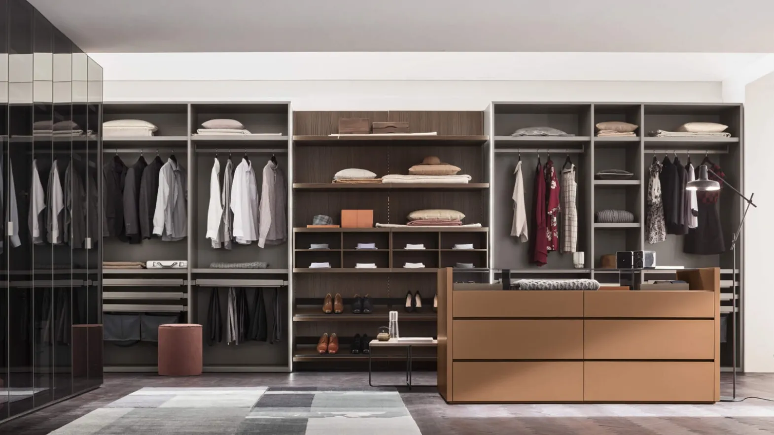 Wall walk-in closet by Maronese.