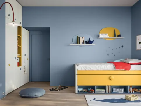 Bedroom with double bed, built-in wardrobe and Kids space 08 wall units by Nidi