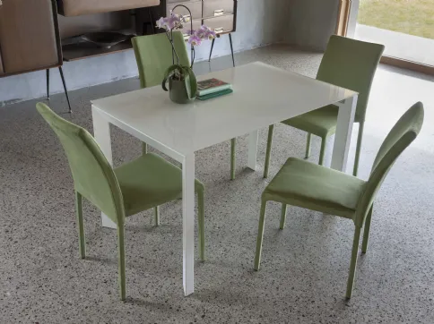 Dinner table in tempered glass with painted metal structure by La Seggiola