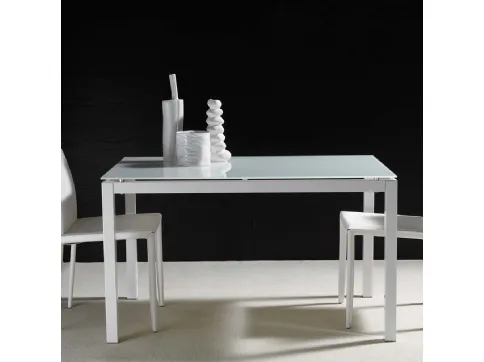 Majestic Vetro extendable table with extrawhite tempered glass top and painted metal base by La Seggiola