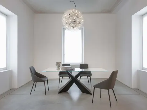 Osaka table with tempered glass top and black painted steel structure by La Seggiola