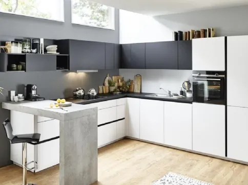 Custom kitchen with Feel Arctic White and Black peninsula by Nolte