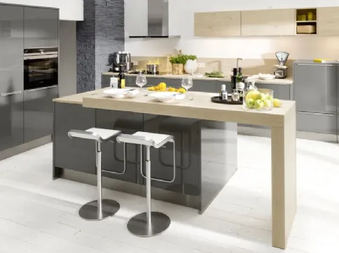 Design kitchen with glossy Quartz Gray Artwood island with Nolte Oak snack counter