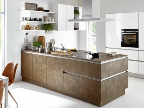 Design kitchen with Nova Lack Weiss peninsula in Iron and Glossy White finish by Nolte