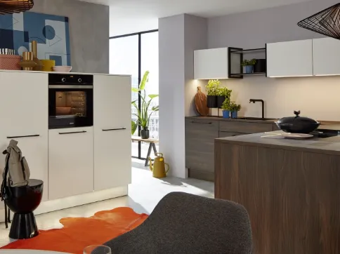 Modern kitchen with Artwood Kuba Walnut peninsula by Nolte