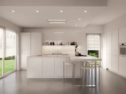 Modern kitchen with white Mood peninsula by Life Cucine.
